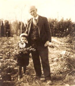 Lucera - Maffulli Antonio (età 3-4 anni) nel 1941 col nonno materno Solitano Gaetano nella vigna (oggi Via Pisacane) - Foto di Antonio Maffulli