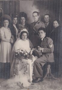 Lucera - Mainieri Michele e Barisciani Adelina (a dx della foto) invitati ad un matrimonio (anni 40)