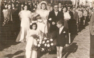 Lucera - Pozzuto Raffaella, con il padre Domenico. S'intravede lo sposo Umberto Fania in Piazza Duomo nel 1948 - Foto di Vittorio Valeno
