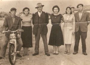 Lucera - Roberti Giambattista (col cappello), Contrada Mezzana Grande nel 1940
