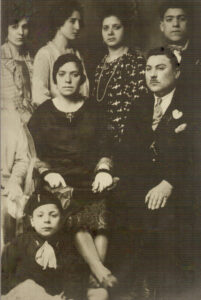 Lucera - Ruggiero Giuseppe e Cammisa Lucia (seduti), il bambino Pasquale Cammisa (balilla) - Cammisa Maria (con le perle) madre di Nicola Carapelle nel 1928