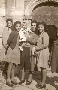 Lucera - Sassi Annita con Antonio Iliceto e alcune ragazze della sartoria, Chiesa del Carmine nel 1942