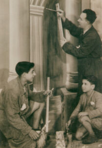 Lucera - Terenzio Giuseppe - Il Maestro con gli Apprendisti pittori e decoratori Antonio e Nicola Carapelle nel 1947