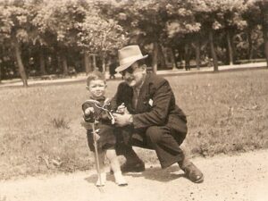 Lucera - Testa Corrado con il primo nipote Vincenzo nella Villa comunale nel 1948