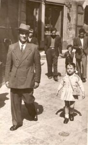 Lucera - Tolve Michele e la figlia Filomena in Via Amicarelli nel 1946