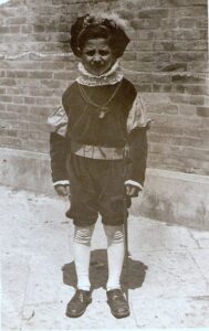 Lucera -Tolve Raffaele, in costume da “Paggetto” per rappresentare l’Istituto Pellegrino nella processione del 'Corpus Domini' nel 1947