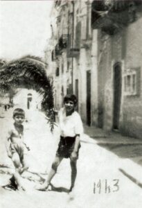 Lucera - Carapelle Nicola (a sx) ed Antonio in Via S. Domenico nel 1943
