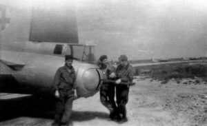 Lucera - 301° BG Crew having a-chat over the tailguns of a B17 - Foto del Lt. Emmett Boyd