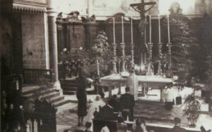 Lucera - Basilica Cattedrale 1947 - Altare maggiore con Crocifisso ligneo
