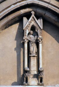 Lucera - Basilica Cattedrale 1977 - Edicola con statuetta, particolare del portale
