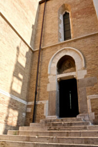 Lucera - Basilica Cattedrale - Porta laterale