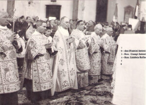 Lucera - Basilica Cattedrale anni 50 - Messa Solenne con la parteciupazione dell'arcivescovo Raffaele Calabria