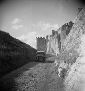 Lucera - Castello svevo - Jeep neozelandese nel fossato nel 1943