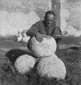 Lucera - Castello svevo - L. Ballantyne Waimatuku vicino alle pietre per catapulte nel 1943.