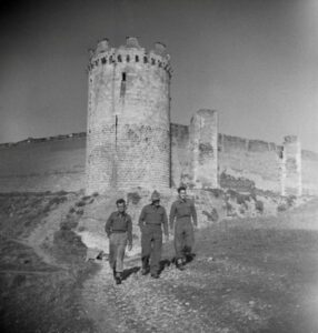Lucera - Castello svevo -Soldati neozelandesi, D. Rockell Wanganui C. Hoskins Waipahi e L. Ballantyne Waimatuku nel 1943