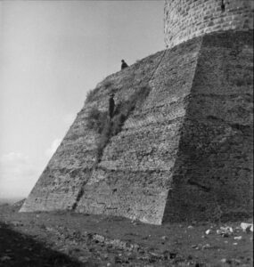 Lucera - Castello svevo -Una-veduta-della base romana della fortezza nel 1943 con un soldato neozelandese