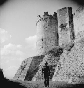 Lucera - Castello svevo - Veduta della fortezza dal fossato - In primo piano un soldato neozelandese nel 1943