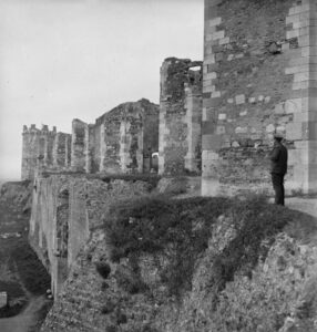 Lucera - Castello svevo - Veduta lungo la parete sud - In primo piano un soldato neozeloandese nel 1943