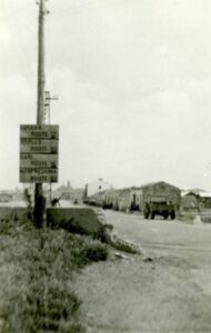Lucera - Indicazioni stradali durante la guerra, anni 40 - Foto di Gianni Mentana