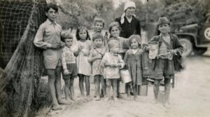 Lucera - Kids after food scraps il 19-06-1944 - Foto di Albert Change_