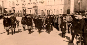 Lucera - Manifestazione in Piazza Duomo 1938 - Foto di Vincenzo Bizzarri