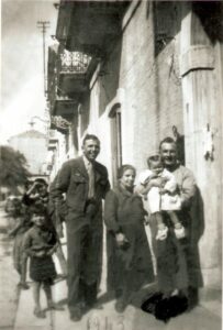 Lucera - Militari italo-americani con Amalia Mastrolilli e nipote in braccio Amalia Faccilongo, Nicola, Rosaria Carapelle nel 1943