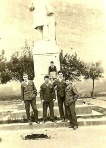 Lucera - Soldati americani sotto la statua di R. Bonghi in Piazza Tribunali
