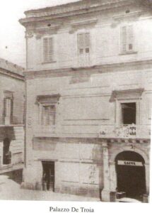 Lucera - Palazzo de Troia 1926 - Vi erano vari circoli di ricreazione e tra questi vi era un circoletto frequentato da preti ubicato nei locali a pian terreno