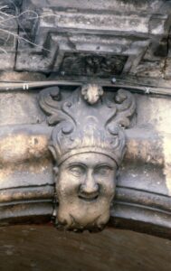 Lucera - Palazzo Caropresa - Bonghi 1977_78 - Mascherone nel portale