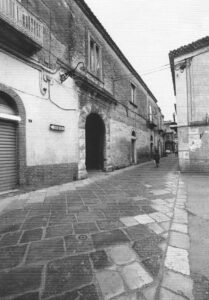 Lucera - Palazzo Bruno 1984 - Via Francesco del Buono con vista dell'ingresso del palazzo