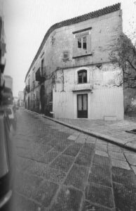 Lucera - Palazzo D'Aries 1984 - Tra la Chiesa di San Giacomo e il palazzo Curato