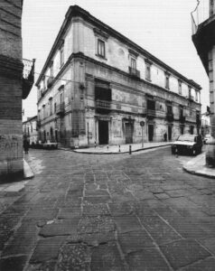Lucera - Palazzo de Troia 1984 - Inizio di via Zuppetta con vista laterale e posteriore del palazzo