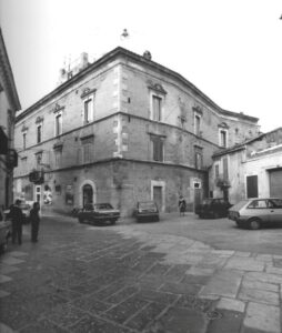 Lucera - Palazzo Lombardi 1984 - Via d'Amely - Vista laterale e posteriore che forma "'a strètte de ciacianèlle"