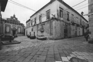 Lucera - Palazzo Lombardo 1984 - Piazza San Giovanni e Corso Garibaldi con la parte posteriore del palazzo