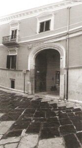 Lucera - Palazzo Quaranta anni 80 - Portale