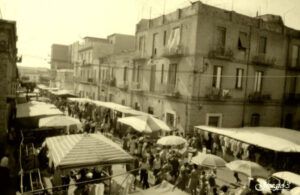 Lucera - Via Mazzini il mercato del mercoledì anni 80