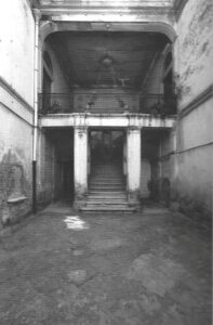 Lucera - Palazzo Carrescia anni 80 - Corte, scalinata e loggiato - Via Tenente Michele Schiavone