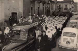 Lucera - Chiesa di San Leonardo e Istituto Pellegrino - Suore ad un funerale
