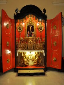 Lucera - Museo Diocesano - L’armadio-cappella settecentesco con altare, appartenuto al vescovo mons. Alfonso Maria Freda