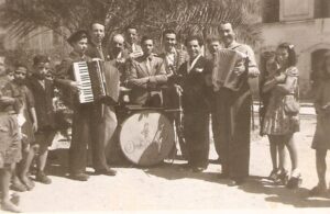 Lucera - Piazza San Giacomo anni 50 - Batteria Vittorio Valeno, violino Siani Antonio