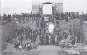 Lucera - Regio Isttituto Tecnico 1937-38 - Professori ed alunni in visita all'anfiteatro