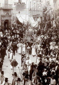 Lucera - Festa patronale 1910 - Processione a S Maria - Piazza Umberto I - Foto di Antonio Iliceto