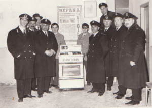 Lucera - Befana del Vigile anni 60, presso Comando Vigili - ( dono di una cucina da parte di Stanca Giuseppe)