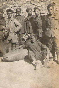 Lucera - Del Grosso Francesco (al centro con la sigaretta in bocca) - Giugno 1943 - Burrone Bardia - Foto di Antonio Del Grosso