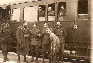 Lucera - Nassisi Vincenzo(il primo in piedi a dx) con altri commilitoni in attesa di partire per il fronte. 20-1-1941