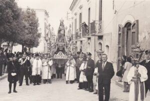 Lucera - Festa patronale anni 50 - Processione S. Maria -Piazza Tribunali
