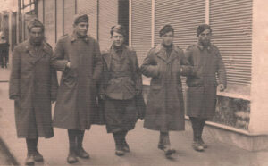 Lucera - Urbano Mario (al centro) - Soldati lucerini nel 1943 - Foto di Lino Montanaro