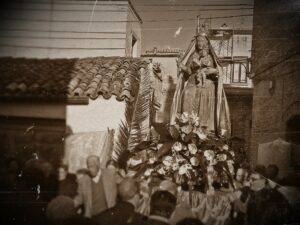 Lucera - Chiesa di San Giovanni Battista - Anni 70 - La Madonna della Misericordia accolta nel quartiere alle Mura