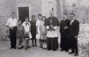 Lucera - Chiesa di San Giovanni Battista - Don Michele Ricci nel cortile della chiesa con alcuni collaboratori e con il Vescovo Cunial durante l'abbattimento del vecchio campanile