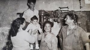 Lucera - Palumbo Antonio - Io e mia madre con gli allievi di mio padre, Antonio Carlone e l'altro non riesco a ricordare - Foto di Raffaele Palumbo